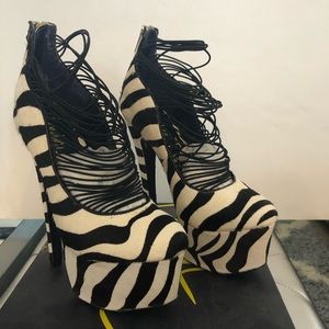 London Trash Ceres pumps in Zebra size 7